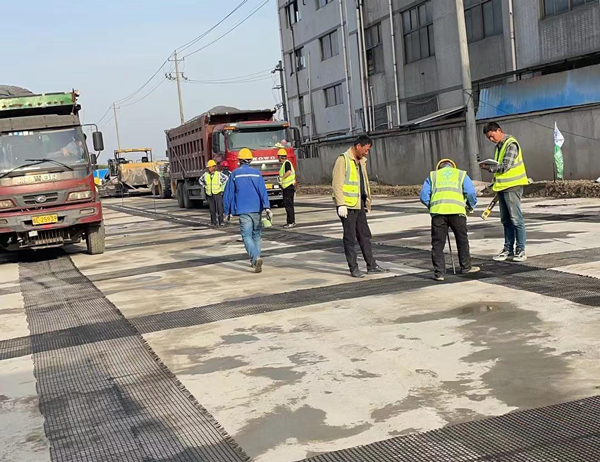 通许老材料的新故事：玻璃纤维土工格栅如何在‘白改黑’浪潮中重获新生？
